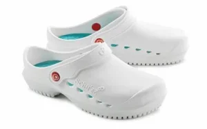 Zdravotnické nazouváky vs. klasická obuv: Co je lepší volba?