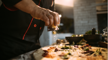 Kuchařský pracovní rondon: Výhody vhodného oblečení pro kuchaře v profi kuchyních