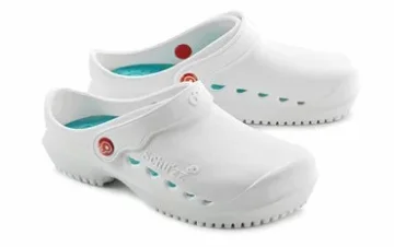 Zdravotnické nazouváky vs. klasická obuv: Co je lepší volba?